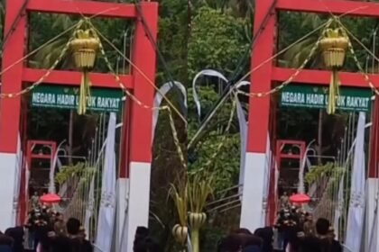 AMBRUK SAAT DIRESMIKAN - Jembatan gantung di Desa Margacinta, Kecamatan Cijulang, Kabupaten Pangandaran, ambruk saat diresmikan Bupati Citra Pitriyami, Minggu sore (30/8/2026).