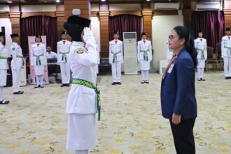 PENGUKUHAN PASKIBRAKA--Anggota Paskibraka 2026 memberi hormat kepada Wali Kota Semarang saat acara pengukuhan di Ruang Lokakrida Balaikota Semarang, Rabu (12/8/2026). (ist)