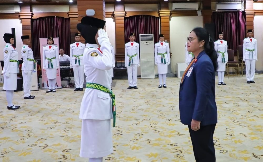 PENGUKUHAN PASKIBRAKA--Anggota Paskibraka 2026 memberi hormat kepada Wali Kota Semarang saat acara pengukuhan di Ruang Lokakrida Balaikota Semarang, Rabu (12/8/2026). (ist)
