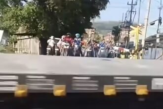 LINTASI REL--Sejumlah pengendara berhenti di dalam area palang saat kereta api sedang melintas di perlintasan Mangkang, Semarang. (ist)