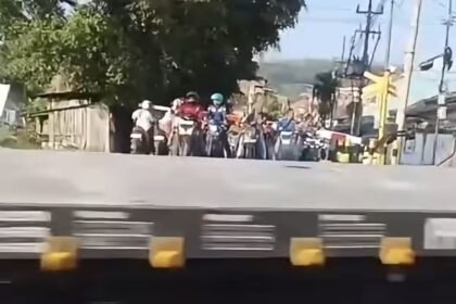 LINTASI REL--Sejumlah pengendara berhenti di dalam area palang saat kereta api sedang melintas di perlintasan Mangkang, Semarang. (ist)