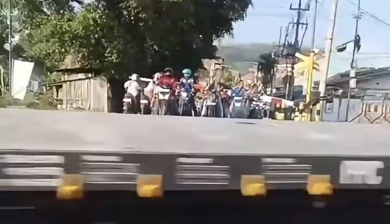 LINTASI REL--Sejumlah pengendara berhenti di dalam area palang saat kereta api sedang melintas di perlintasan Mangkang, Semarang. (ist)