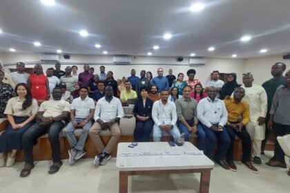 PELATIHAN INTERNASIONAL--Dosen Program Studi Teknik Kimia Unwahas, Indah Hartati, foto bersama puluhan peserta pelatihan internasional di India. (ist)