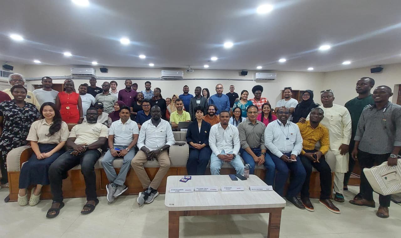 PELATIHAN INTERNASIONAL--Dosen Program Studi Teknik Kimia Unwahas, Indah Hartati, foto bersama puluhan peserta pelatihan internasional di India. (ist)