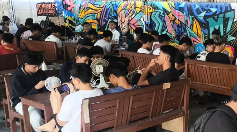 TURNAMEN FREE FIRE--Pemain Free Fire sedang bertanding dalam Clash Squad 4V4 Tournament Warmindo Mayoritas, Sabtu (8/8/2026). (ist)