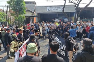 NYARIS BENTROK--Massa pro versus kontra Sudewo berhadap-hadapan di dekat pengadilan, Senin (10/8/2026). (bae)