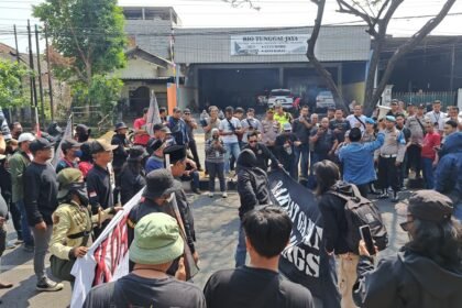 NYARIS BENTROK--Massa pro versus kontra Sudewo berhadap-hadapan di dekat pengadilan, Senin (10/8/2026). (bae)