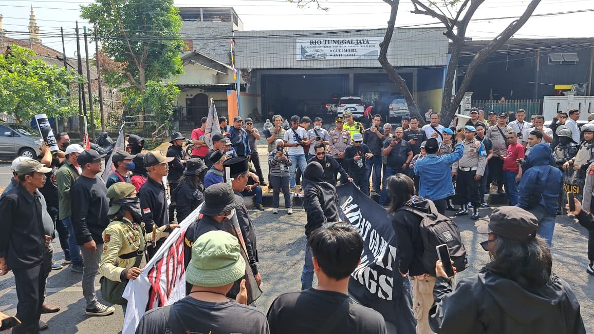 NYARIS BENTROK--Massa pro versus kontra Sudewo berhadap-hadapan di dekat pengadilan, Senin (10/8/2026). (bae)