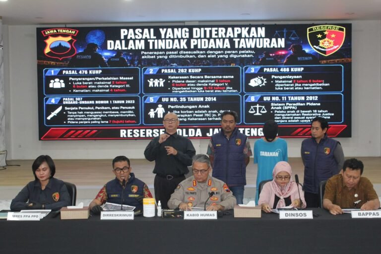UNGKAP KASUS--Polda Jateng mengungkap kasus tawuran remaja di Jalan Arteri Mangkang, Semarang. Satu dari empat tersangka dihadurikan saat konferensi pers di Mapolda, Jumat (7/8/2026). (ist)