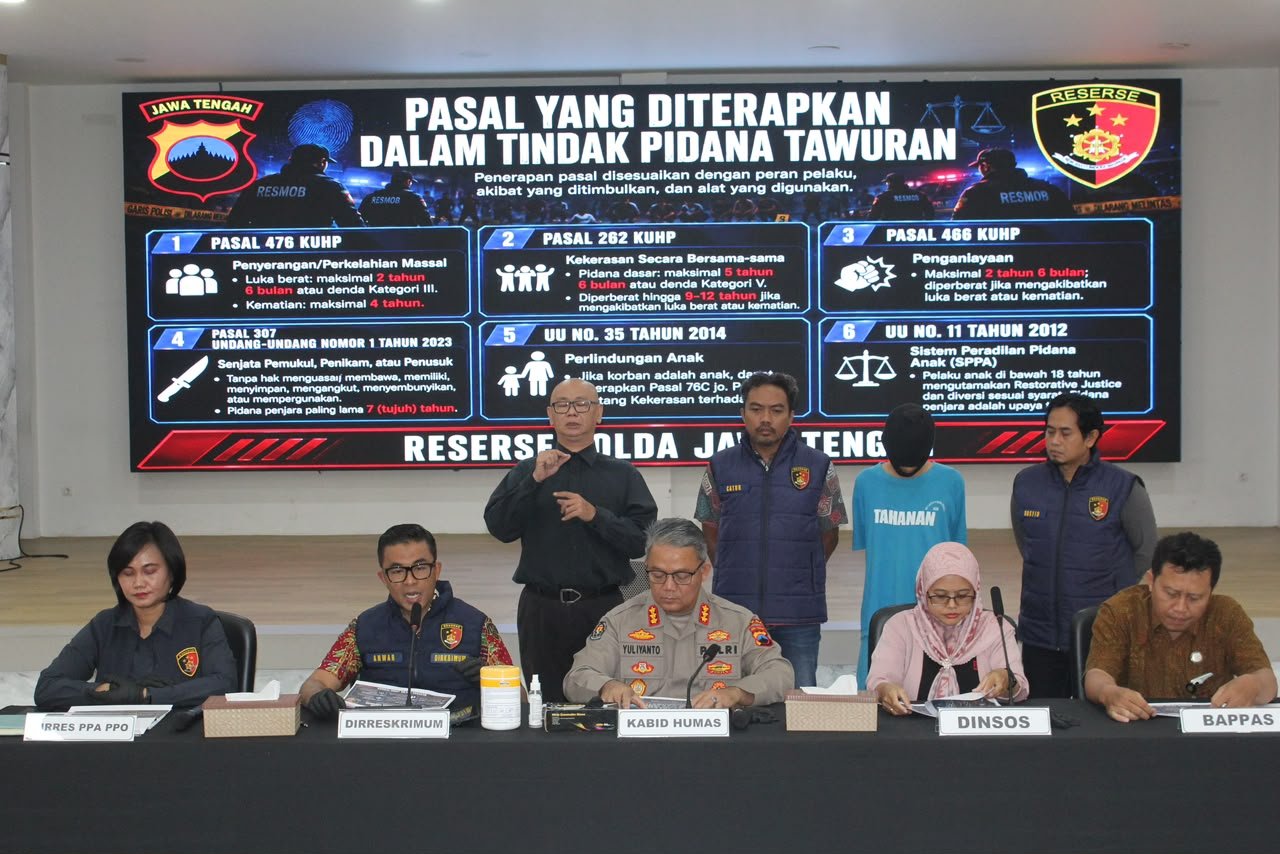 UNGKAP KASUS--Polda Jateng mengungkap kasus tawuran remaja di Jalan Arteri Mangkang, Semarang. Satu dari empat tersangka dihadurikan saat konferensi pers di Mapolda, Jumat (7/8/2026). (ist)