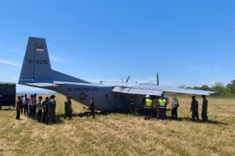 PECAH BAN - Pesawat CASA U-6215 jenis NC 212-200 Aviocar milik TNI Angkatan Laut (AL) yang mengalami pecah ban hingga keluar landasan pacu di kawasan Bandara Internasional Sultan Hasanuddin Makassar, Kabupaten Maros, Sulawesi Selatan (Sulsel), Selasa (25/8/2026).(Dok Lanud Sultan Hasanuddin)