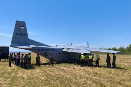 PECAH BAN - Pesawat CASA U-6215 jenis NC 212-200 Aviocar milik TNI Angkatan Laut (AL) yang mengalami pecah ban hingga keluar landasan pacu di kawasan Bandara Internasional Sultan Hasanuddin Makassar, Kabupaten Maros, Sulawesi Selatan (Sulsel), Selasa (25/8/2026).(Dok Lanud Sultan Hasanuddin)