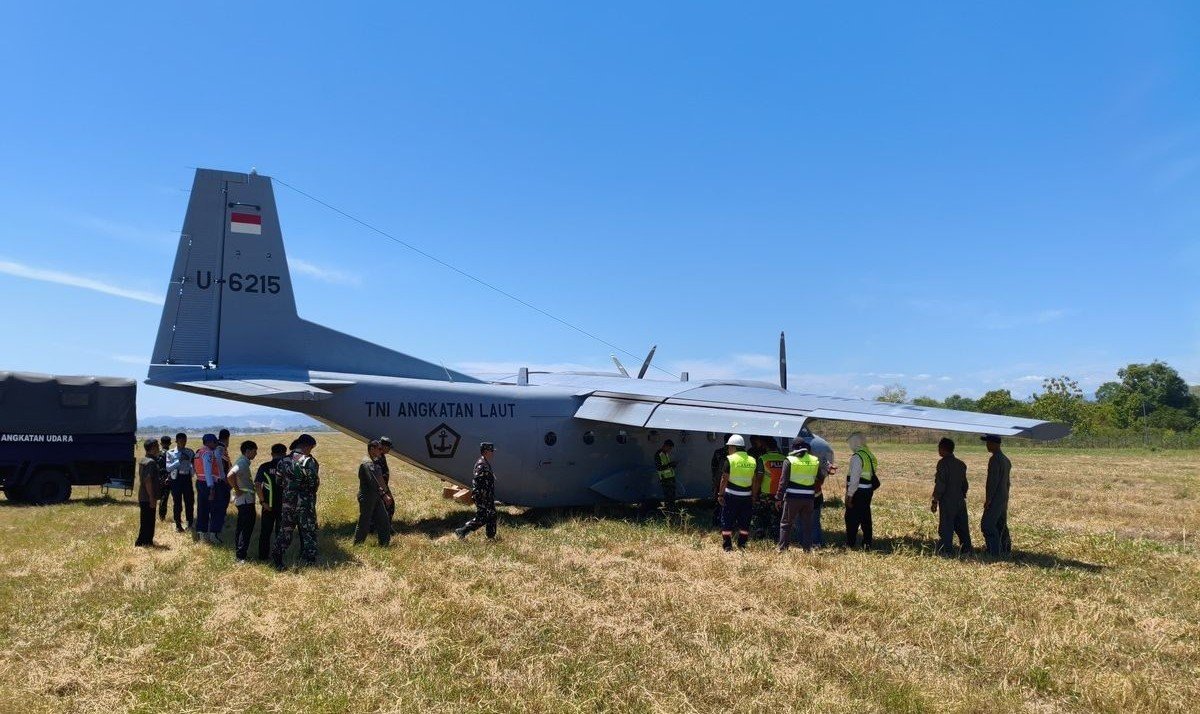 PECAH BAN - Pesawat CASA U-6215 jenis NC 212-200 Aviocar milik TNI Angkatan Laut (AL) yang mengalami pecah ban hingga keluar landasan pacu di kawasan Bandara Internasional Sultan Hasanuddin Makassar, Kabupaten Maros, Sulawesi Selatan (Sulsel), Selasa (25/8/2026).(Dok Lanud Sultan Hasanuddin)