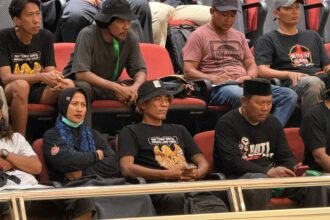 Supriyono alias Botok bersama aktivis Pati lainnya mengikuti rapat di DPR.