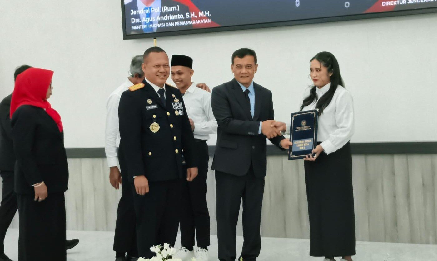 DISKON HUKUMAN--Gubernur Jateng menyerahkan SK remisi bagi warga binaan, Senin (17/8/2026). (ist)