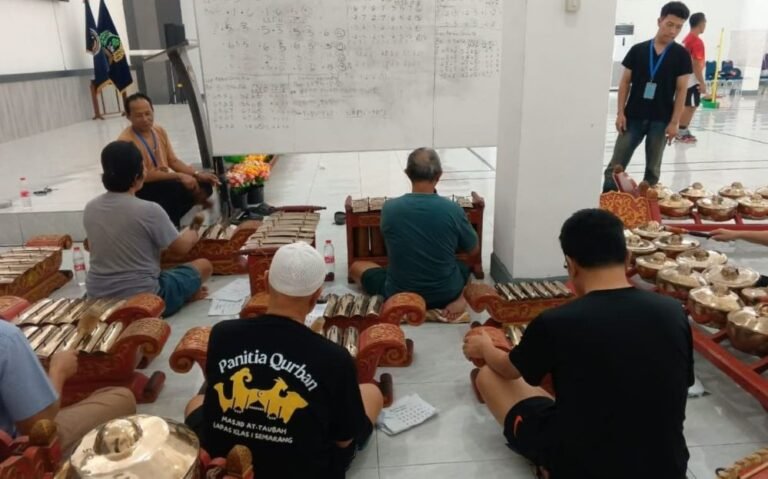 BELAJAR KARAWITAN--Warga binaan Lapas Semarang sedang belajar karawitan di area penjara, Kamis (20/8/2026). (ist)