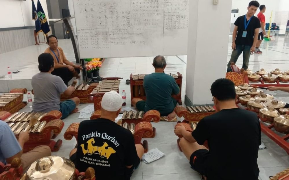BELAJAR KARAWITAN--Warga binaan Lapas Semarang sedang belajar karawitan di area penjara, Kamis (20/8/2026). (ist)