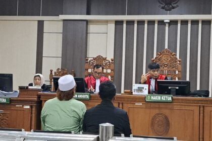 SIDANG PUTUSAN--Majelis hakim Pengadilan Tipikor Semarang menunda sidang putusan kasus TPPU Gus Yazid (kemeja hijau) dan Andhi Nur Huda, Rabu (26/8/2026). (bae)
