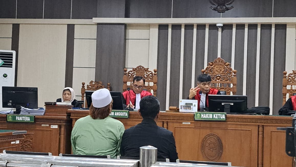 SIDANG PUTUSAN--Majelis hakim Pengadilan Tipikor Semarang menunda sidang putusan kasus TPPU Gus Yazid (kemeja hijau) dan Andhi Nur Huda, Rabu (26/8/2026). (bae)