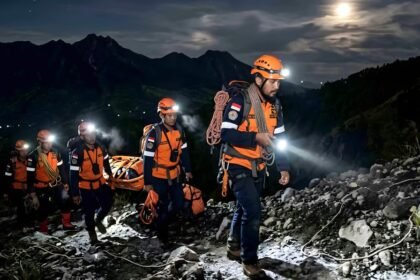 ILUSTRASI - Ilustrasi tim SAR gabungan mengevakuasi pendaki gunung di atas ketinggian. (ai)