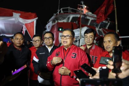 LEPAS RS TERAPUNG - Sekjen PDIP Hasto Kristiyanto melepas keberangkatan Kapal Laksamana Malahayati --rumah sakit terapung yang sekaligus mengangkut bantuan logistik untuk korban gempa NTT-- dari Cilegon menuju Flores, Kamis (20/8/2026) malam.