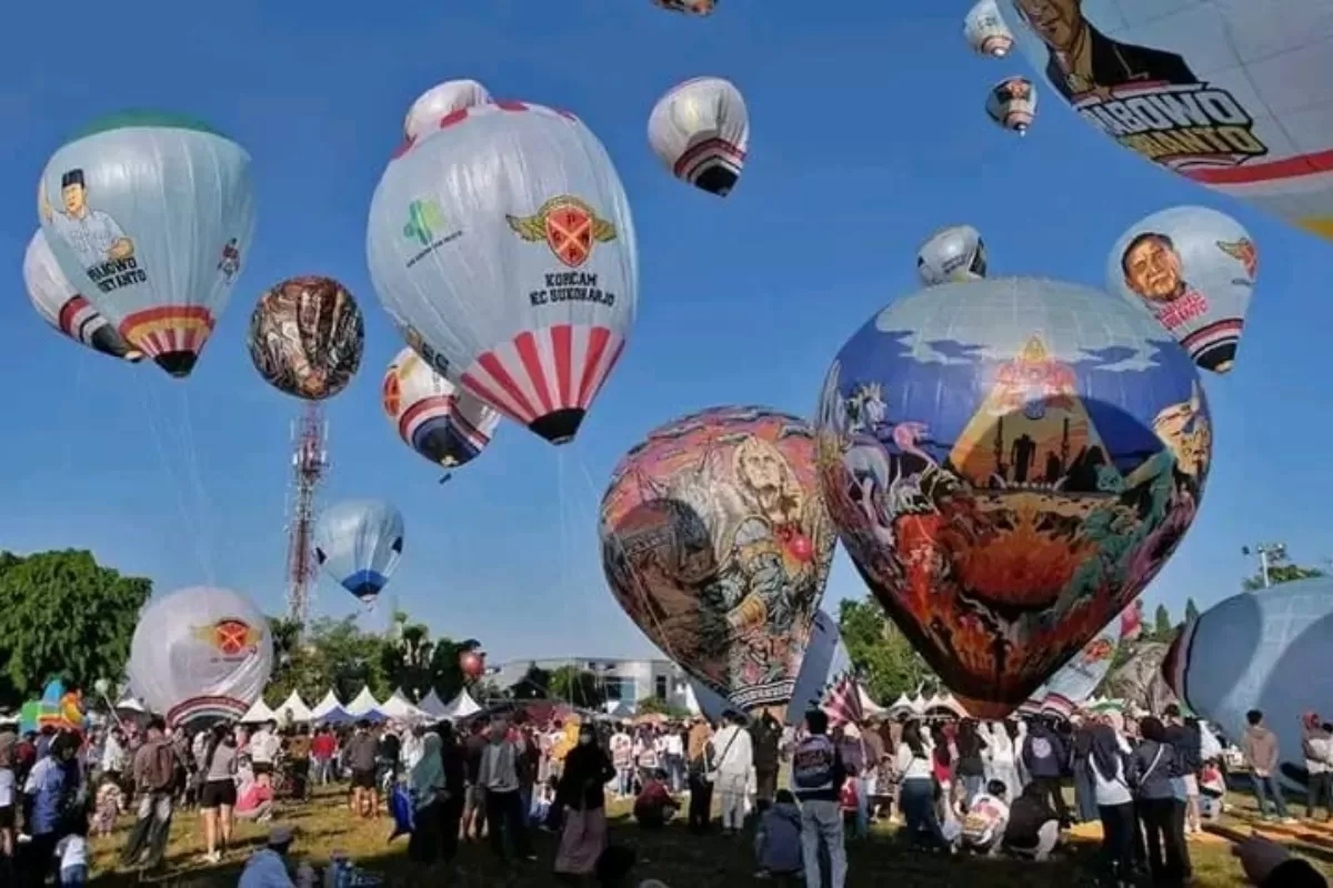 FESTIVAL BALON - Puluhan balon udara bergambar Prabowo dan berbagai program unggulannya diterbangkan di Alun-alun Wonosobo, Minggu (9/8/2026). (ist)