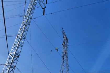 PEMELIHARAAN JARINGAN - PLN Icon Plus SBU Regional Jawa Bagian Tengah melaksanakan kegiatan Improvement All-Dielectric Self-Supporting (ADSS) pada jalur Saluran Udara Tegangan Tinggi (SUTT) Medari–Sanggrahan Tower 39 hingga Tower 42 Line A yang berlokasi di Kecamatan Muntilan, Kabupaten Magelang, Jawa Tengah.