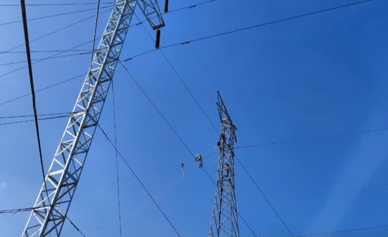 PEMELIHARAAN JARINGAN - PLN Icon Plus SBU Regional Jawa Bagian Tengah melaksanakan kegiatan Improvement All-Dielectric Self-Supporting (ADSS) pada jalur Saluran Udara Tegangan Tinggi (SUTT) Medari–Sanggrahan Tower 39 hingga Tower 42 Line A yang berlokasi di Kecamatan Muntilan, Kabupaten Magelang, Jawa Tengah.