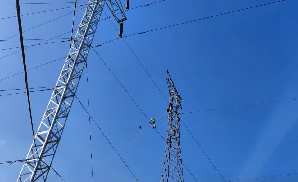 PEMELIHARAAN JARINGAN - PLN Icon Plus SBU Regional Jawa Bagian Tengah melaksanakan kegiatan Improvement All-Dielectric Self-Supporting (ADSS) pada jalur Saluran Udara Tegangan Tinggi (SUTT) Medari–Sanggrahan Tower 39 hingga Tower 42 Line A yang berlokasi di Kecamatan Muntilan, Kabupaten Magelang, Jawa Tengah.