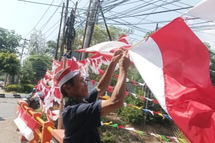 TAK RAMAI LAGI - Pedagang bendera dan umbul-umbul sedang merapikan dagangan mereka, di pinggir jalan di Semarang. Pelapak bendera curhat, dagangan mereka kini sepi tak seramai dulu lagi. Kata mereka, lapak bendera pinggir jalan kalah saing sama pedagang online. (dul)