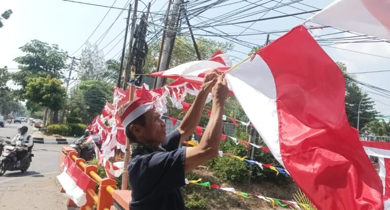 TAK RAMAI LAGI - Pedagang bendera dan umbul-umbul sedang merapikan dagangan mereka, di pinggir jalan di Semarang. Pelapak bendera curhat, dagangan mereka kini sepi tak seramai dulu lagi. Kata mereka, lapak bendera pinggir jalan kalah saing sama pedagang online. (dul)