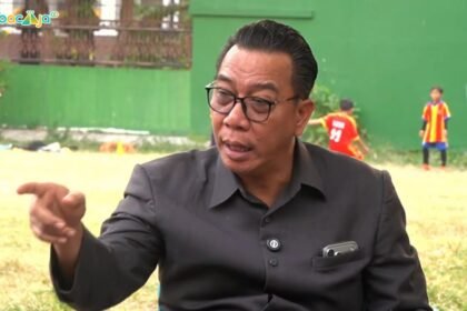 BERBINCANG SANTAI - Ketua Fraksi PDIP DPRD Kota Semarang, Rahmulyo Adi Wibowo berbincang santai bersama BacaAja di depan kandang ayam miliknya. (dul)