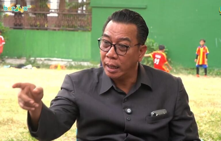 BERBINCANG SANTAI - Ketua Fraksi PDIP DPRD Kota Semarang, Rahmulyo Adi Wibowo berbincang santai bersama BacaAja di depan kandang ayam miliknya. (dul)