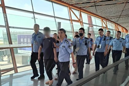 DEPORTASI WNA--WNA China pelaku love scamming yang sempat diamankan Imigrasi Semarang, akhirnya dideportasi ke negaranya. (ist)