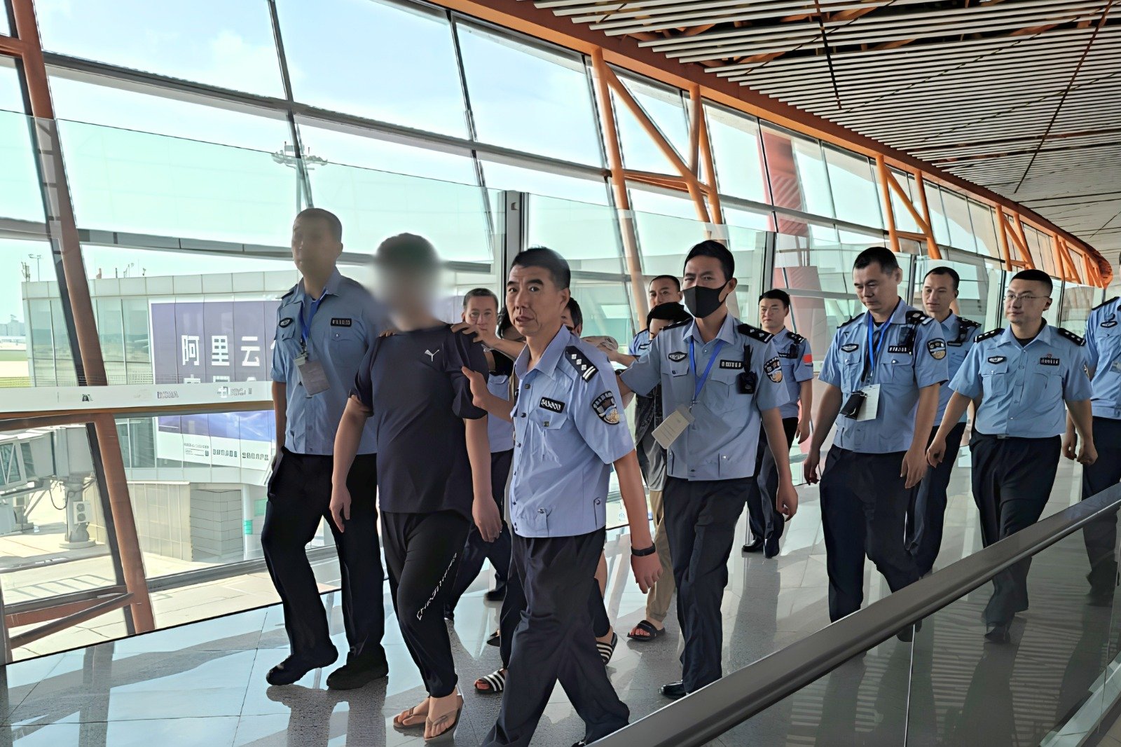 DEPORTASI WNA--WNA China pelaku love scamming yang sempat diamankan Imigrasi Semarang, akhirnya dideportasi ke negaranya. (ist)