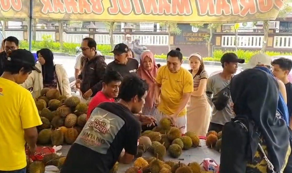 BAZAR DURIAN - Pembeli yang memadati lokasi Bazar sedang memilih durian untuk di beli. Kamis (6/8/2026). (dul)