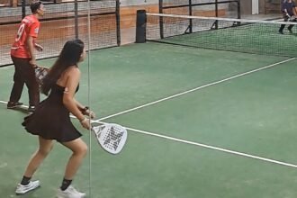 MAIN PADEL--Elsa dan rekannya sedang bermain padel di Gets Coutrs Semarang. (bae)