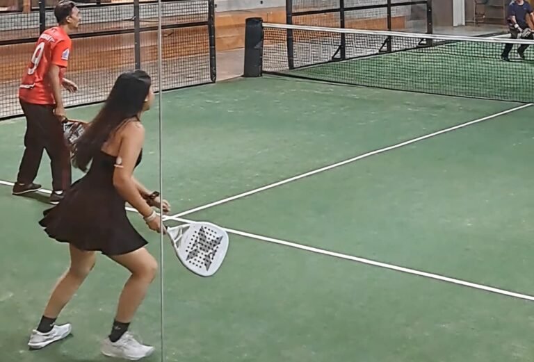 MAIN PADEL--Elsa dan rekannya sedang bermain padel di Gets Coutrs Semarang. (bae)