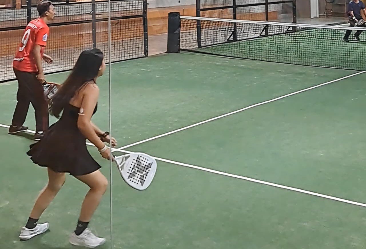 MAIN PADEL--Elsa dan rekannya sedang bermain padel di Gets Coutrs Semarang. (bae)