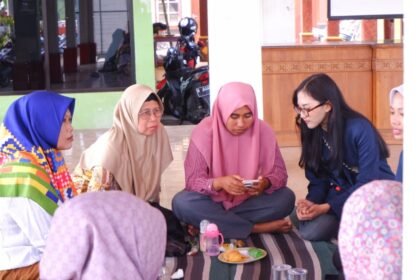 UMKM GO DIGITAL - Mahasiswa FISIP Universitas Brawijaya (UB) dampingi 26 pelaku UMKM Pandangajeng, Malang, naik level melalui program 'UMKM go Digital'.