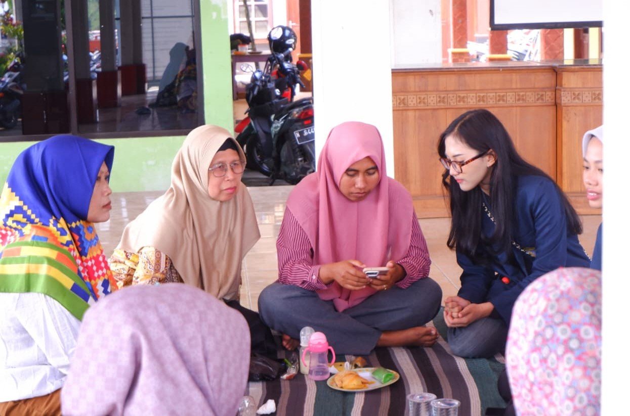 UMKM GO DIGITAL - Mahasiswa FISIP Universitas Brawijaya (UB) dampingi 26 pelaku UMKM Pandangajeng, Malang, naik level melalui program 'UMKM go Digital'.