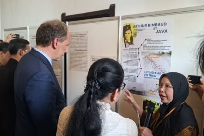 LIHAT PAMERAN--Dubes Prancis dan Wali Kota Semarang melihat dan mendengar paparan soal pameran Arthur Rimbaud di Lawang Sewu, Kamis (6/8/2026) sore. (bae)