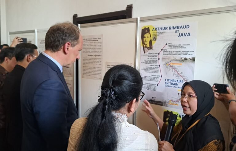 LIHAT PAMERAN--Dubes Prancis dan Wali Kota Semarang melihat dan mendengar paparan soal pameran Arthur Rimbaud di Lawang Sewu, Kamis (6/8/2026) sore. (bae)