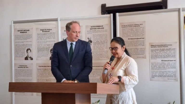 KERJA SAMA--Wali Kota Semarang, Agustina Wilujeng bersama Dubes Prancis, Fabien Penone dalam acara pembukaan pemeran di Lawang Sewu, Kamis (6/8/2026). (bae)