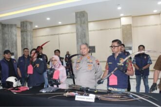 TAWURAN REMAJA--Polisi menunjukkan barang bukti senjata tajam yang digunakan remaja Semarang-Kendal tawuran di Jalan Arteri daerah Mangkang, Semarang. (ist)