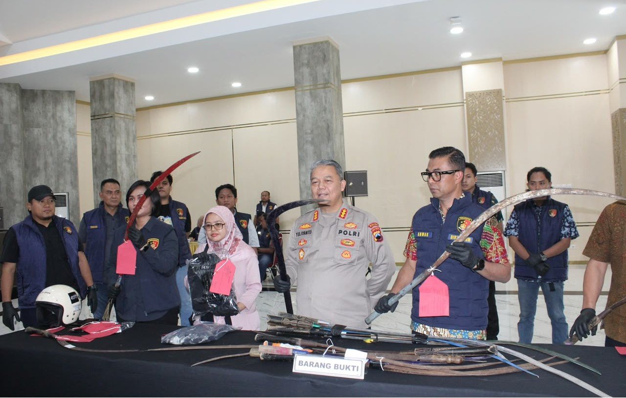 TAWURAN REMAJA--Polisi menunjukkan barang bukti senjata tajam yang digunakan remaja Semarang-Kendal tawuran di Jalan Arteri daerah Mangkang, Semarang. (ist)