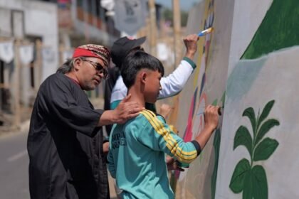 TAK BERJARAK - Bupati Temanggung, Agus Setyawan (Agus Gondrong) ngobrol akrab bersama warga pada Festival Lembutan Bansari ke-7 Tahun 2026 di Desa Gentingsari, Kecamatan Bansari, pada Sabtu (8/8/2026) pagi.