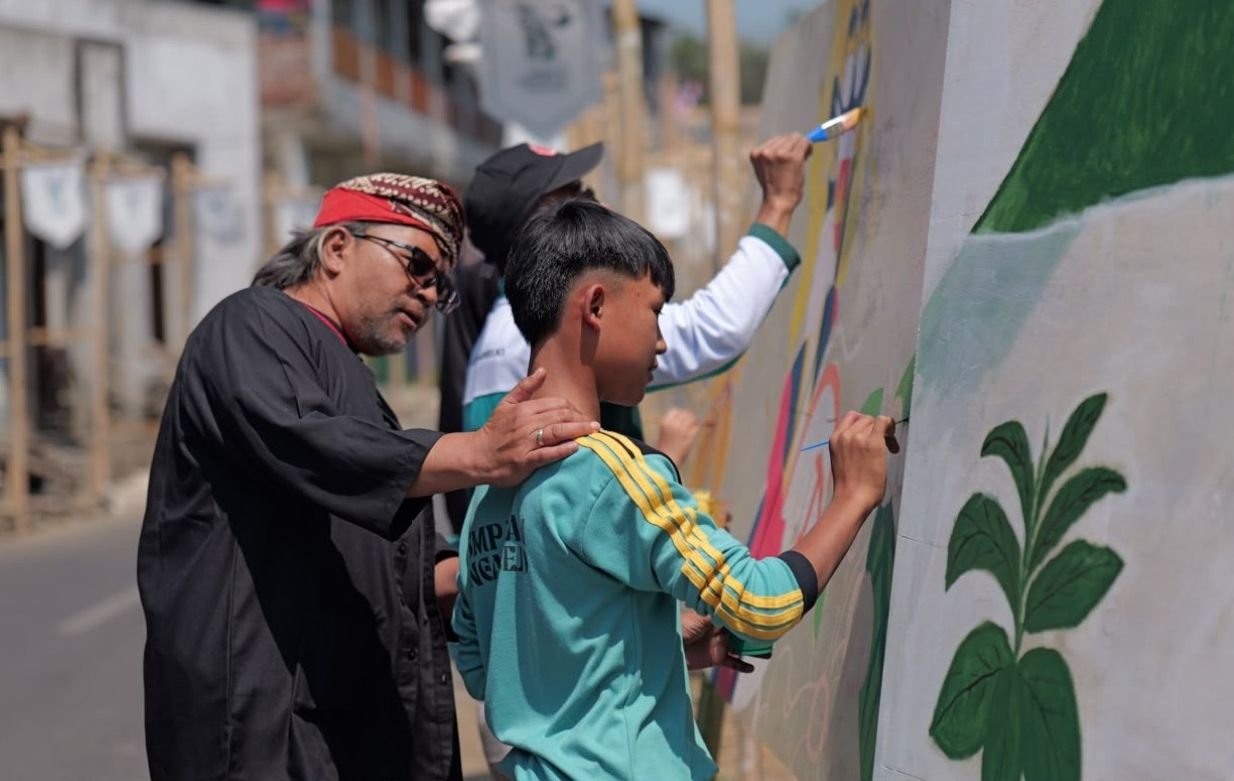 TAK BERJARAK - Bupati Temanggung, Agus Setyawan (Agus Gondrong) ngobrol akrab bersama warga pada Festival Lembutan Bansari ke-7 Tahun 2026 di Desa Gentingsari, Kecamatan Bansari, pada Sabtu (8/8/2026) pagi.