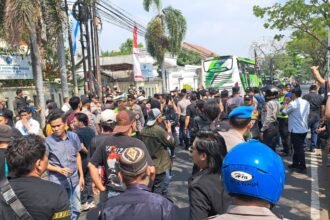 PADATI PENGADILAN - Massa pendukung dan kontra Bupati Pati nonaktif Sudewo, sama-sama memadati Pengadilan Tipikor Semarang, Senin (10/8/2026). Potensi bentrokan antarmassa patut diwaspadai. (bae)