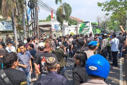PADATI PENGADILAN - Massa pendukung dan kontra Bupati Pati nonaktif Sudewo, sama-sama memadati Pengadilan Tipikor Semarang, Senin (10/8/2026). Potensi bentrokan antarmassa patut diwaspadai. (bae)